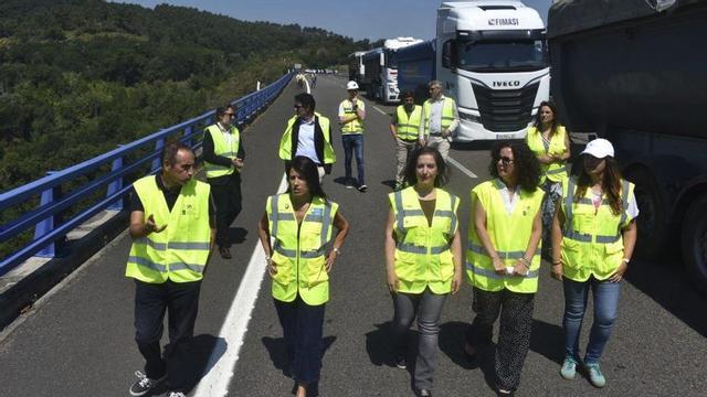 Visita de la conselleira y otras autoridades al viaducto, este jueves, antes de la reapertura del tráfico. | FDV