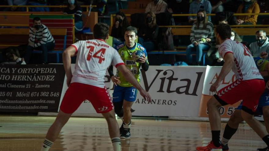 Andrés Pérez encara a Dalmau Huix en el último derbi regional.