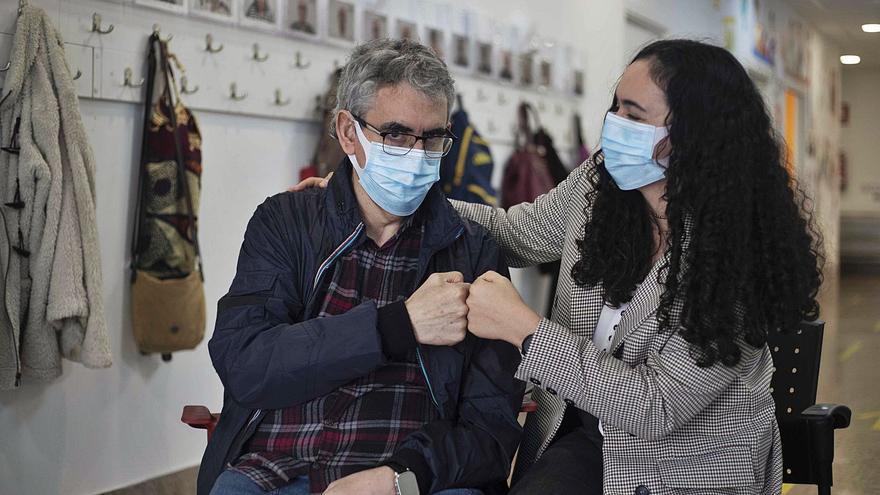 Ernet y su hija, Ángela, forman un equipo y posan para este diario en las instalaciones de Nueva Opción. | JOSÉ MANUEL LÓPEZ