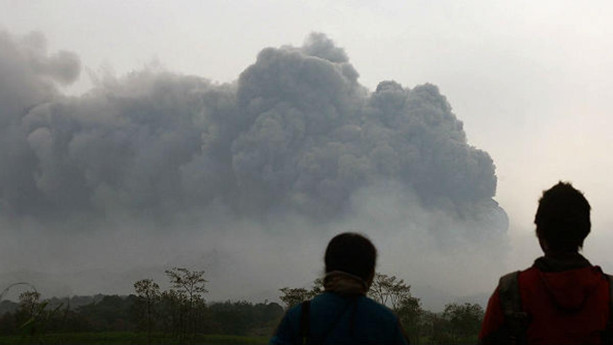 Al menos dos muertos y más de 200.000 evacuados en Java por la erupción del volcán Kelud
