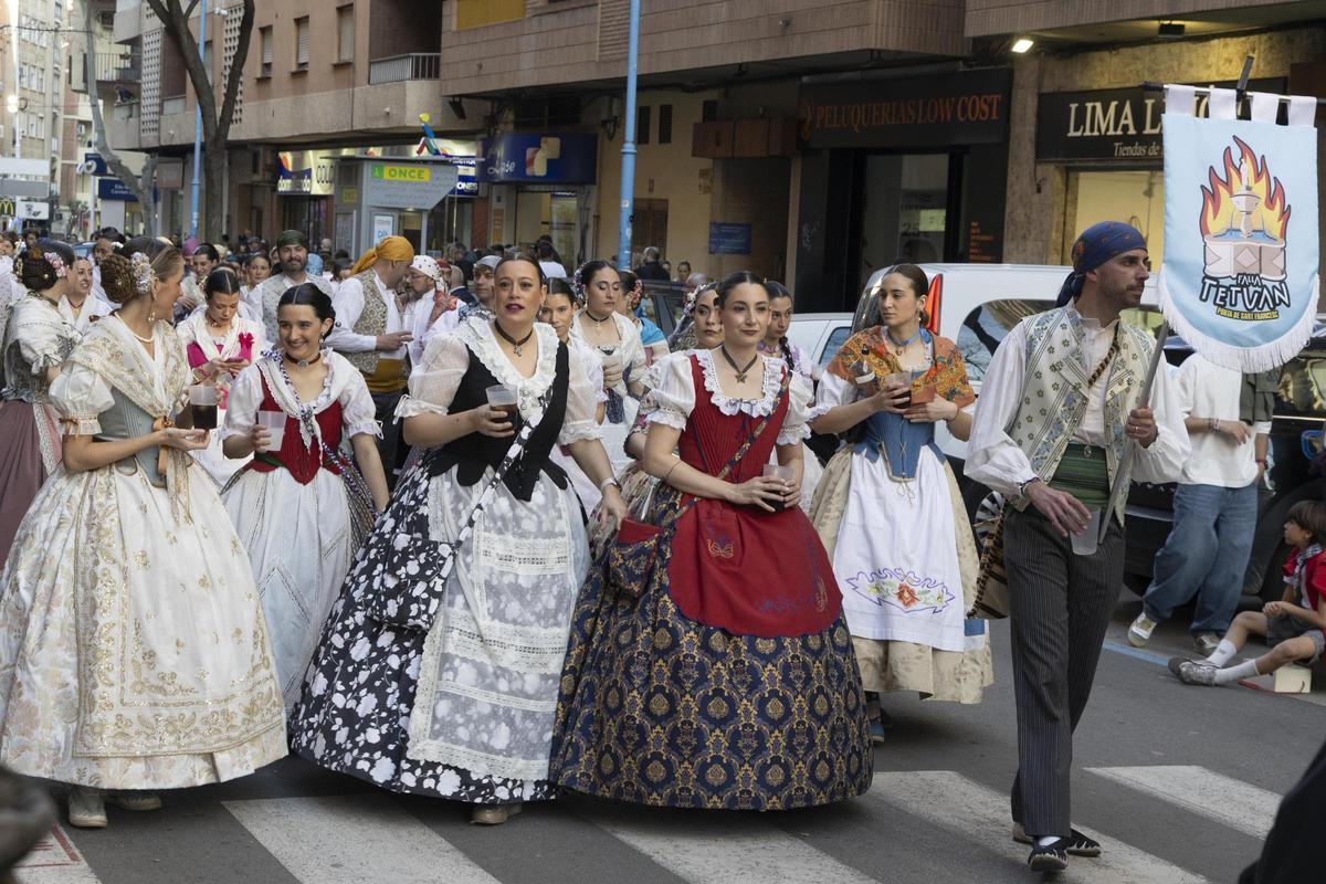 Integrantes de la Falla Tetuán a su paso por la calle Vicente Boix, en el Recorregut Faller.