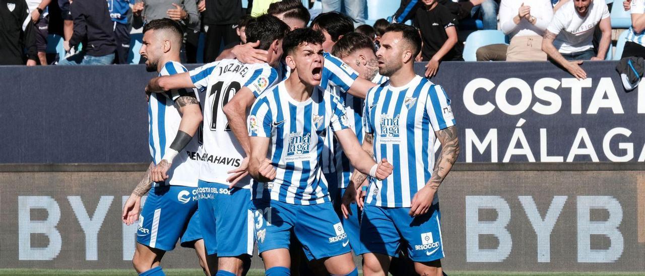 Los blanquiazules celebran uno de los goles al Valladolid en La Rosaleda.