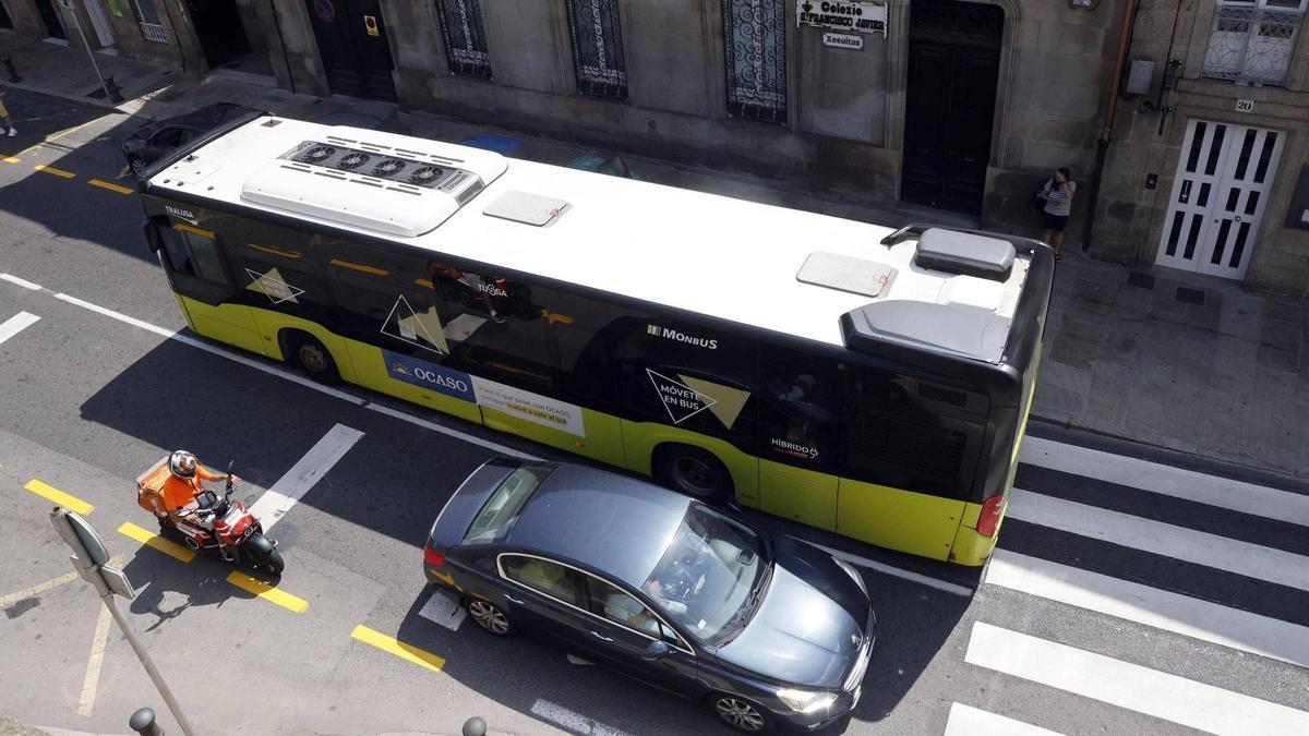 Un autobús urbano nas rúas de Santiago