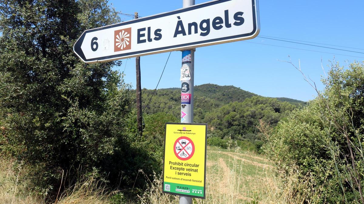 El rètol de la carretera dels Àngels des de Madremanya i el cartell del Pla Alfa 4.