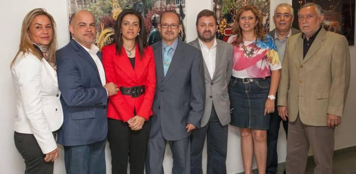 Juan Latorre, con la directiva de su equipo, ayer.