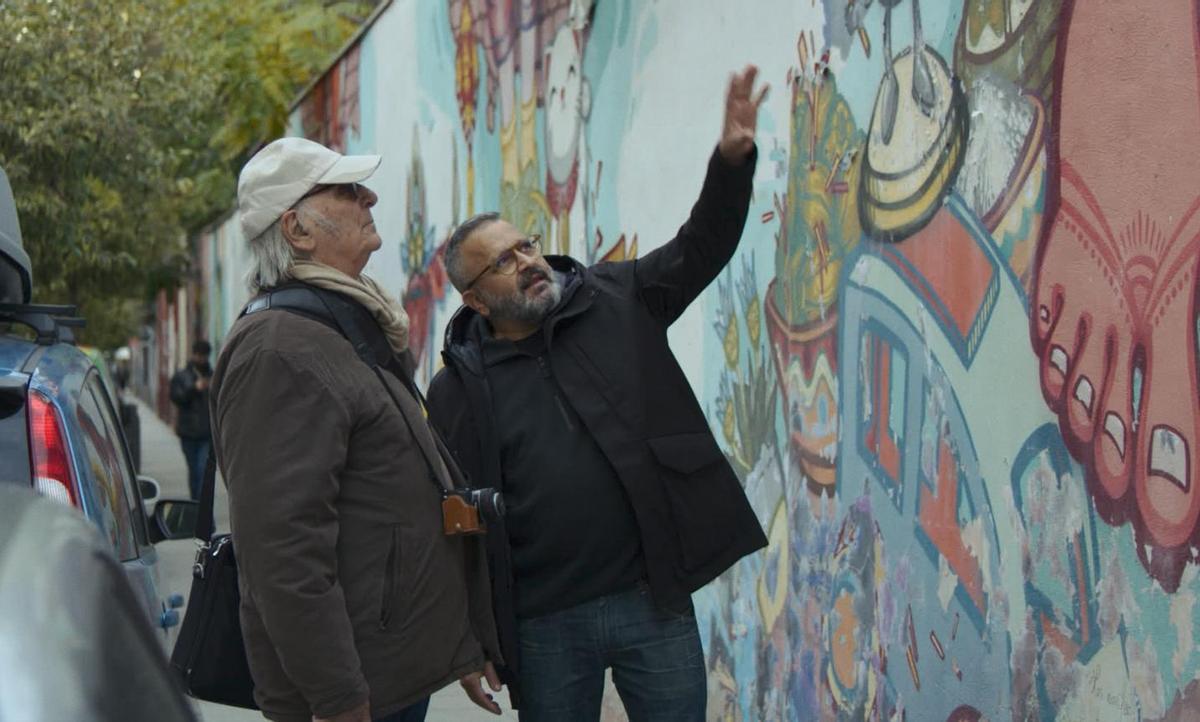 Carlos Saura (izda.), con el grafitero Zeta en Lavapiés.