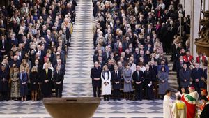 Paris (France), 07/12/2024.- World leaders, politicians and guests stand as the Archbishop of Paris Laurent Ulrich (R) reads during a ceremony to mark the re-opening of the Notre-Dame Cathedral, in Paris, France, 07 December 2024. The Notre Dame de Paris Cathedral reopens on 07 December after nearly six years of renovation work following its destruction by a fire on 15 April 2019. (Obispo, Francia) EFE/EPA/LUDOVIC MARIN / POOL MAXPPP OUT. MAXPPP OUT
