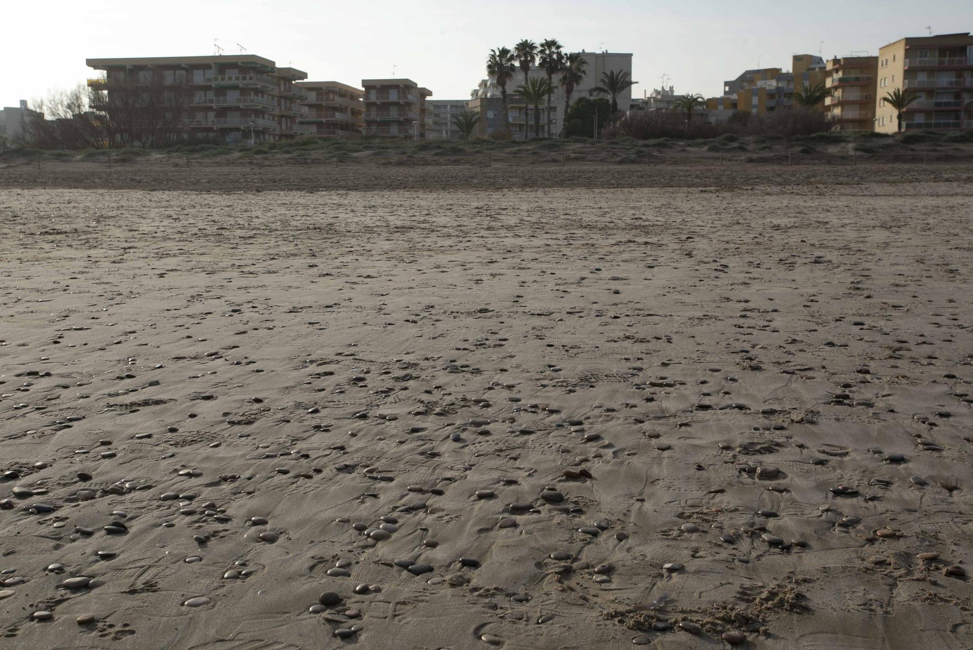 La playa de Canet d'En Berenguer con más piedras que nunca.