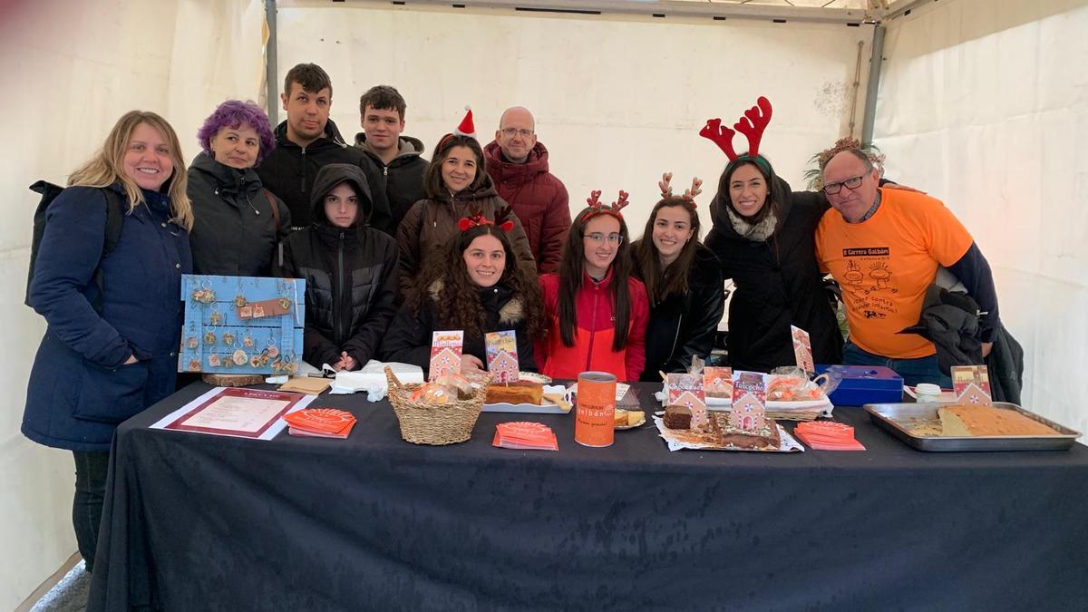 Estudiantes y profesores en el puesto navideño para recaudar fondos para la asociación Galbán.
