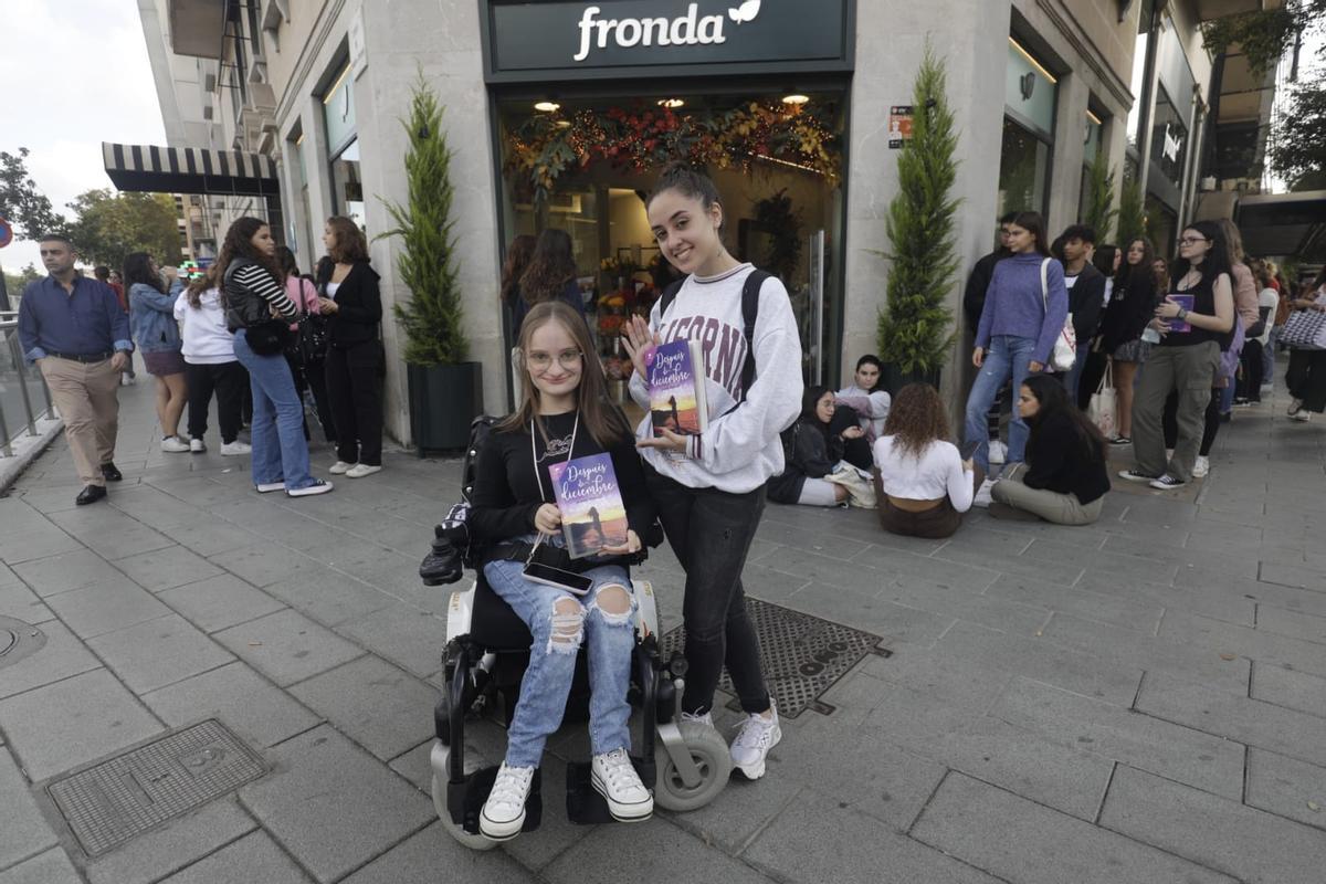La escritora mallorquina Joana Marcús firma su último libro en Palma