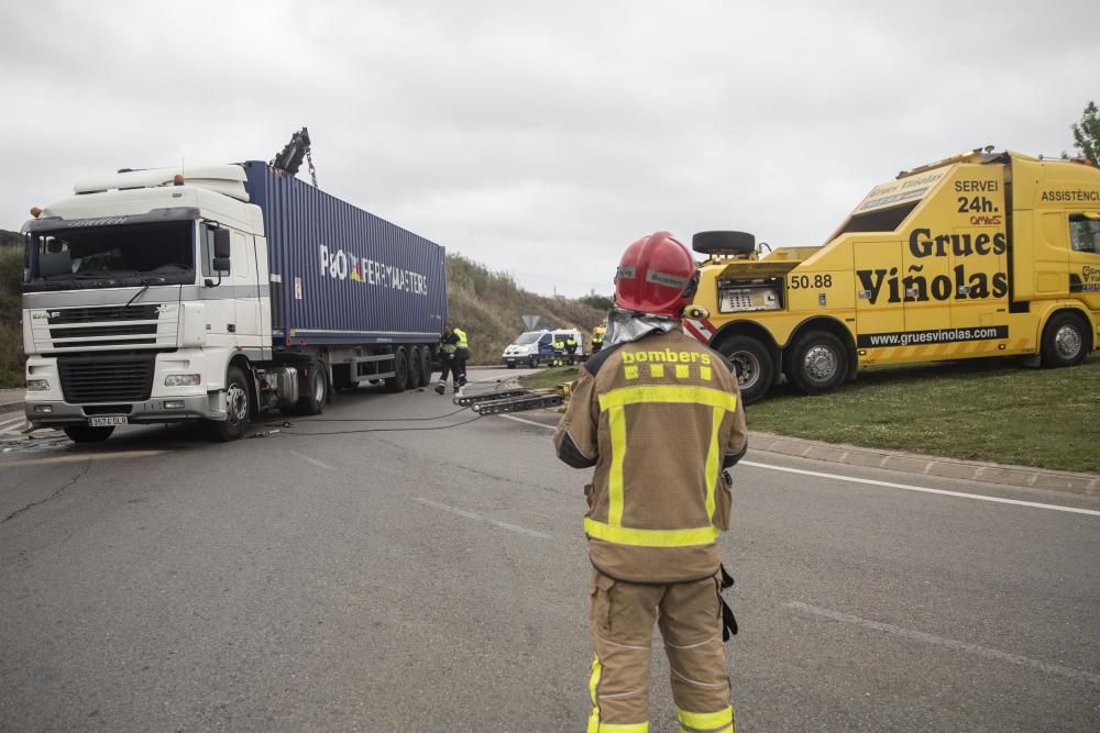 Bolca un camió i fa tallar la GI-600 a Blanes