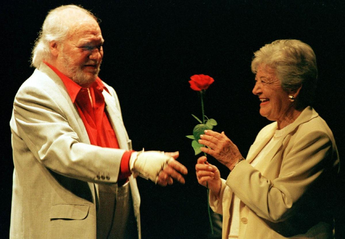 Paco Rabal obsequia con una rosa a su esposa, María Asunción Balaguer, durante el recital poético "Queridos poetas" en el año 2000