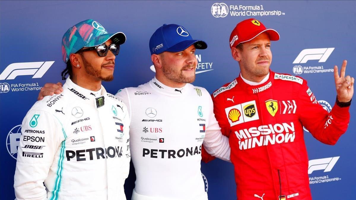 El 'poleman', Valtteri Bottas, flanqueado por Lewis Hamilton y Sebastian Vettel.