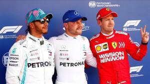 El ’poleman’, Valtteri Bottas, flanqueado por Lewis Hamilton y Sebastian Vettel.
