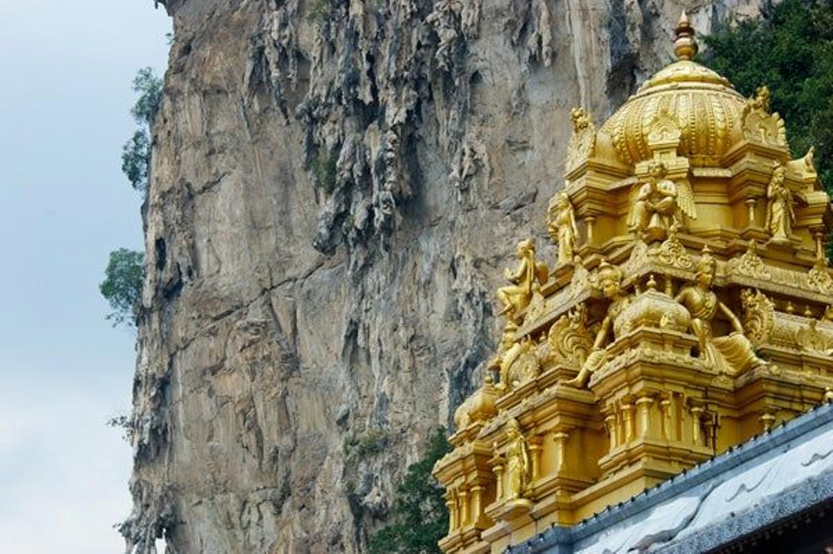 Los templos se incrustan en rocas, cuevas y montañas