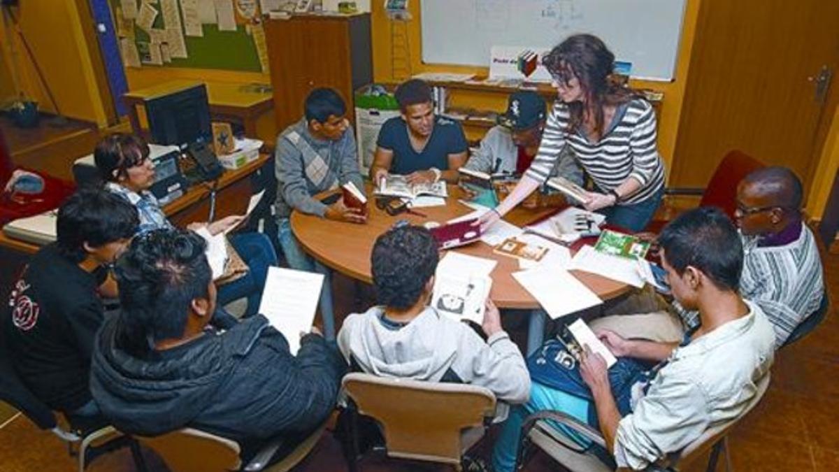 Lectura y comprensión 8 Jóvenes de la asociación TEB leen y comentan libros en su sede de Salvador, 6.