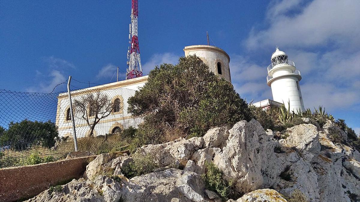 En primer término, el «Semáforo» de 1894 y, tras él, el faro que se va a rehabilitar.