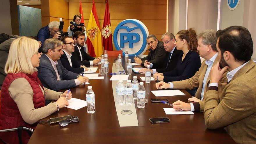 Antonio Silván, cuarto a la derecha, durante la reunión ayer de la mesa del PP en León. | P. García - Ical