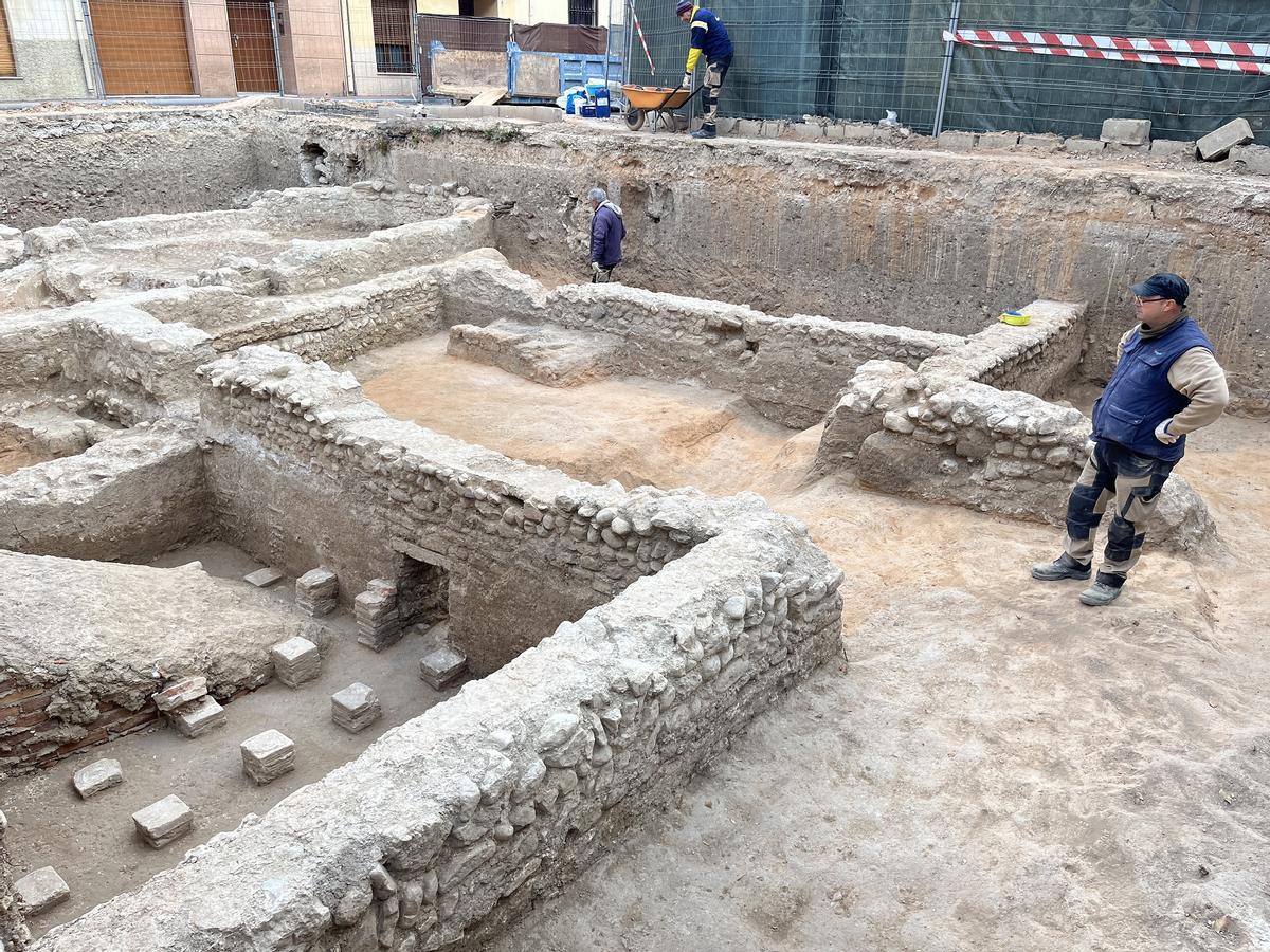 Las termas romanas y al fondo la basílica descubiertas en las excavaciones arqueológicas de la plaça de Baix de Petrer.