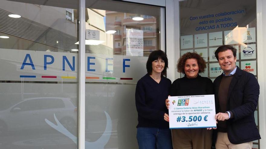 Santa Eulària Ibiza Marathon entrega a Apneef la recaudación solidaria de 3.500€
