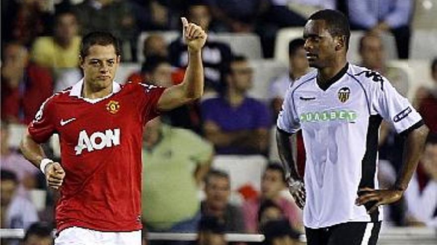 Chicharito celebra el gol del United con el pulgar en alto ante la mirada de impotencia de Miguel, a pocos minutos de terminar el partido.