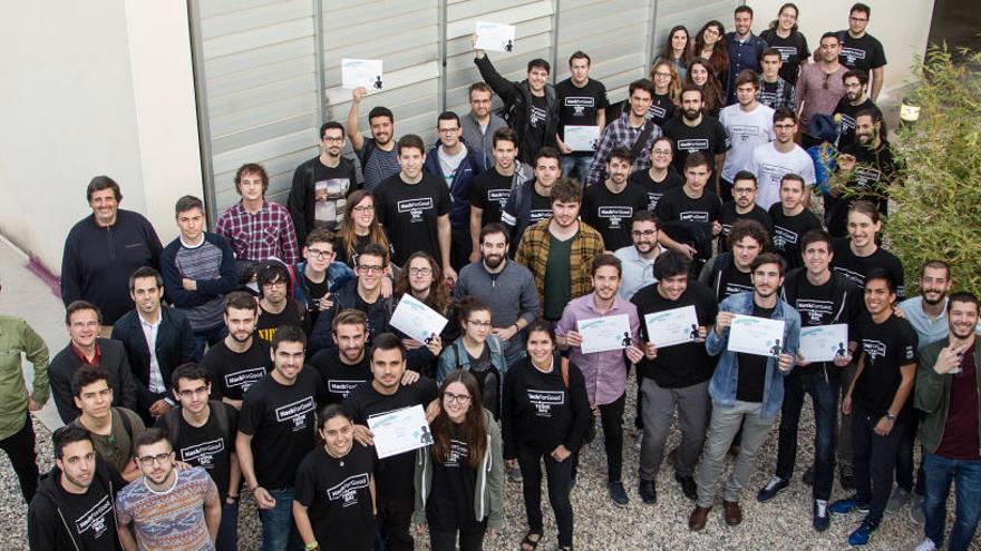 Foto de familia de todos los premiados, organizadores y colaboradores de la competición Hackforgood, celebrada en la Universidad de Alicante hace unos días.