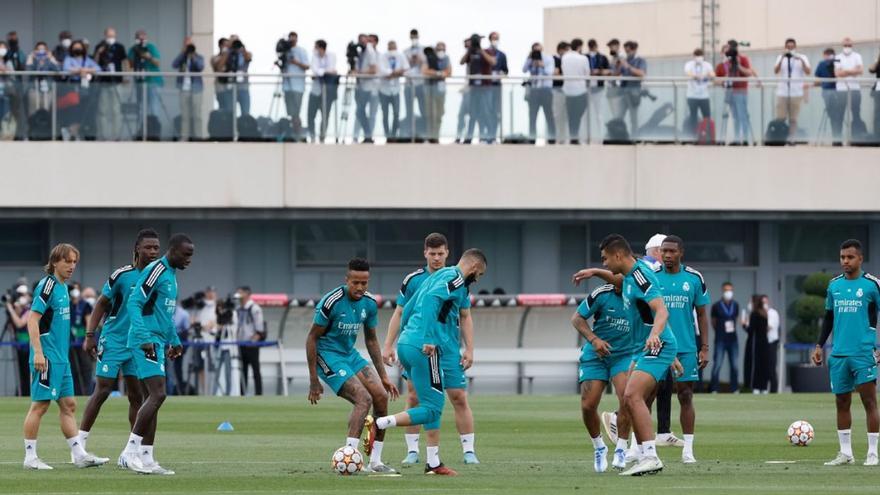 Los jugadores del Real Madrid se ejercitan en la jornada de puertas abiertas del Media Day previo a la final de la Champions.