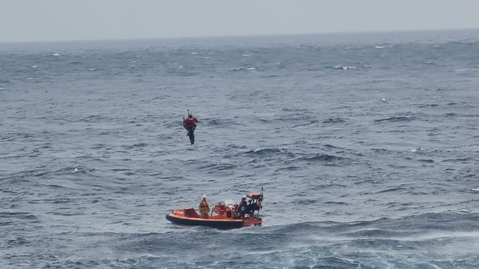 Así fue rescatado el tripulante del velero volcado en Malpica