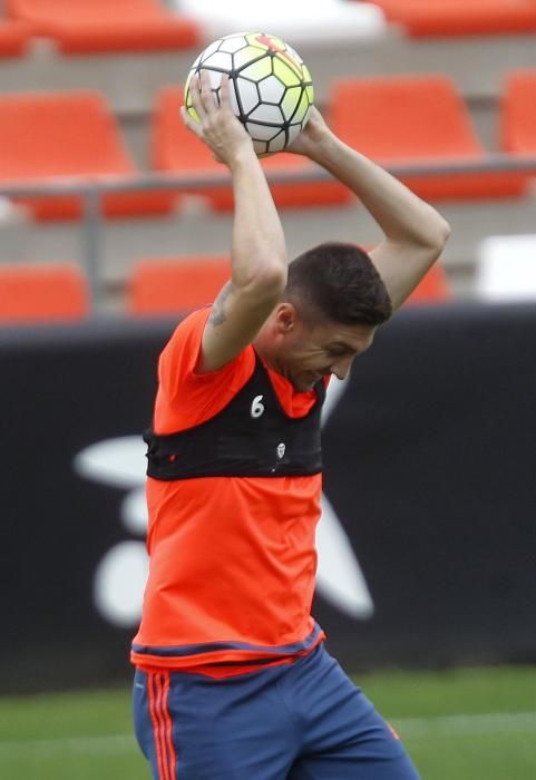 Último entrenamiento del Valencia antes del partido contra el Real Madrid