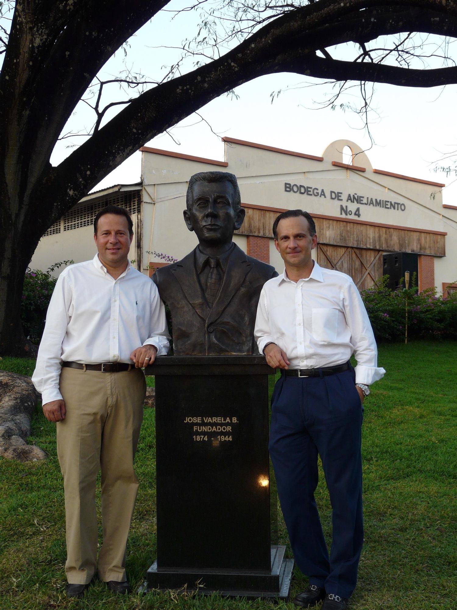 Juan Carlos Varela, expresidente de Panamá, y su hermano Luis J. Junior, presidente de la empresa familiar, junto al busto de su abuelo.