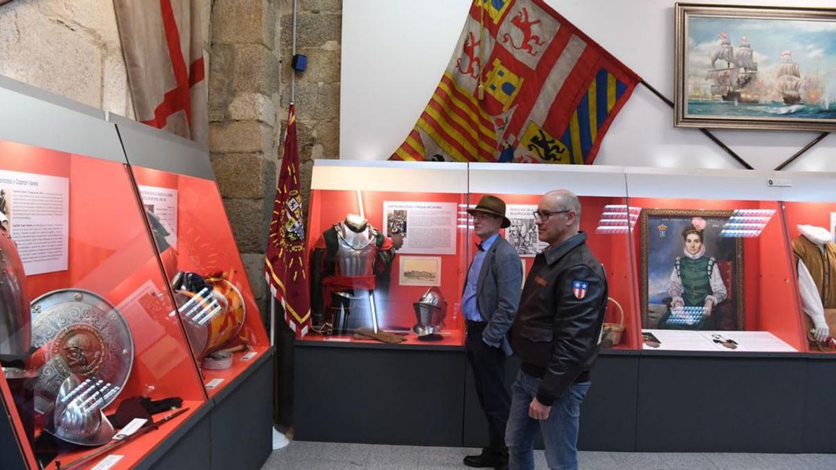 Visitantes nunha das salas do Museo Militar. |   // VÍCTOR ECHAVE