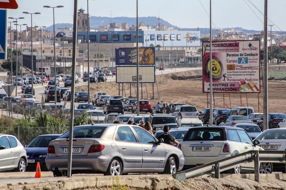 Afluencia masiva de visitantes al cementerio de Orihuela