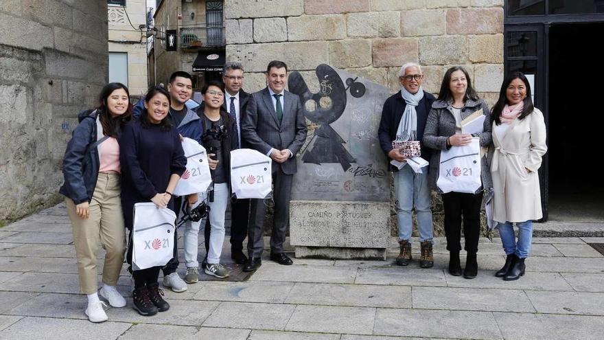 El conselleiro de Cultura y Turismo, Román Rodríguez, y el alcalde de Redondela, Javier Bas, con los periodistas filipinos en Redondela. / FdV