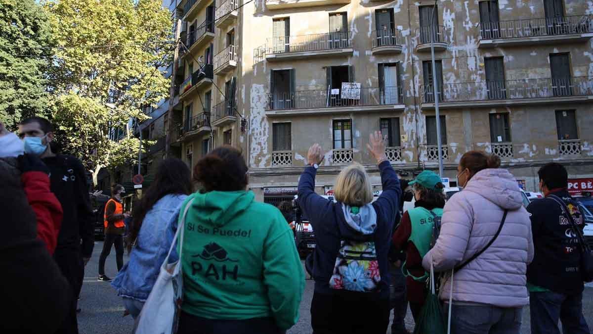 Vecinos concentrados contra el desalojo en el 477 de la calle de Aragó.