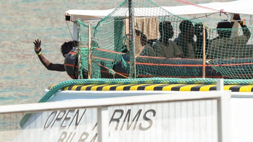 El barco Open Arms llega al Puerto de Barcelona