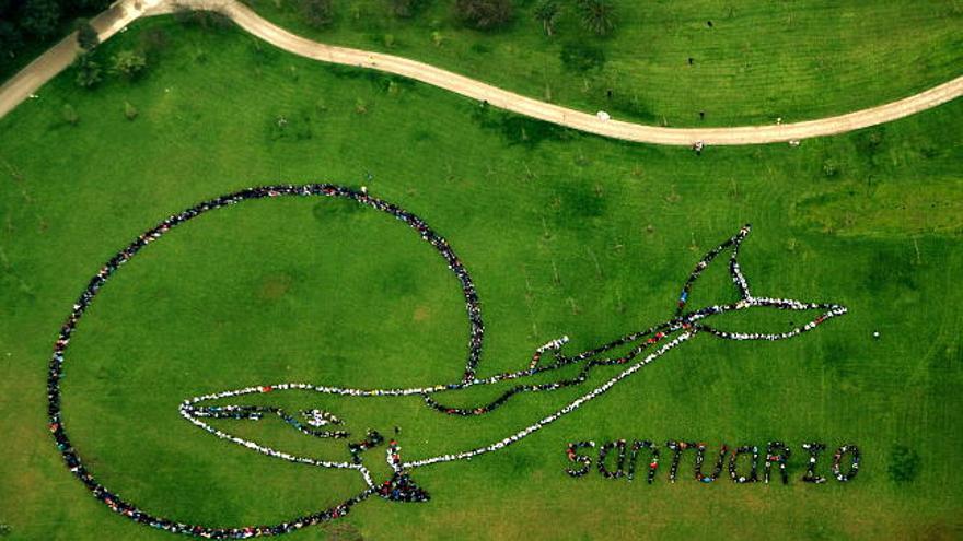 Vista aérea de miles de personas que se reunieron en un parque de Santiago, en donde formaron una gigantesca ballena hoy, 22 de junio de 2008, en la víspera de la inauguración oficial de la 60  Comisión Ballenera Internacional (CBI) organismo encargado de la conservación y administración de las poblaciones de ballenas a nivel mundial que se realizará por tercera vez en Latinoamerica. Delegados de las 78 naciones miembros debatirán sobre el estado de los santuarios balleneros, el planeamiento de estrategias para la observación de los cetáceos y la caza científica, en Santiago Chile.EFE/Whaleman Foundation/spectral Q/Jeff Pankunthoff/