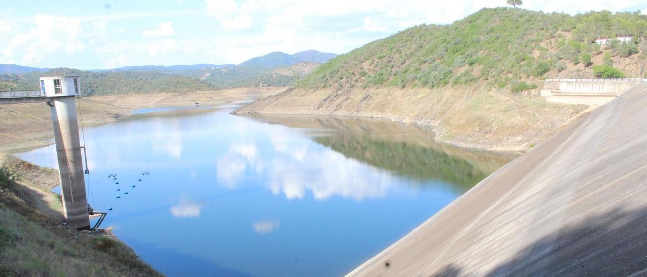 Nivel de agua del pantano Martín Gonzalo, en la tarde de este lunes.