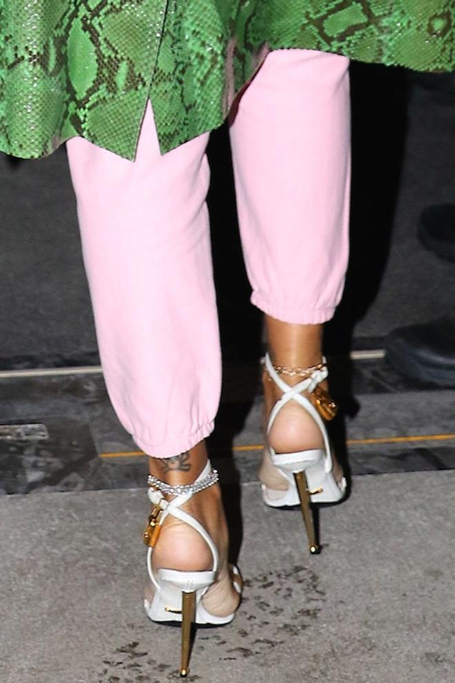 Sandalias de tacón con chándal de Rihanna