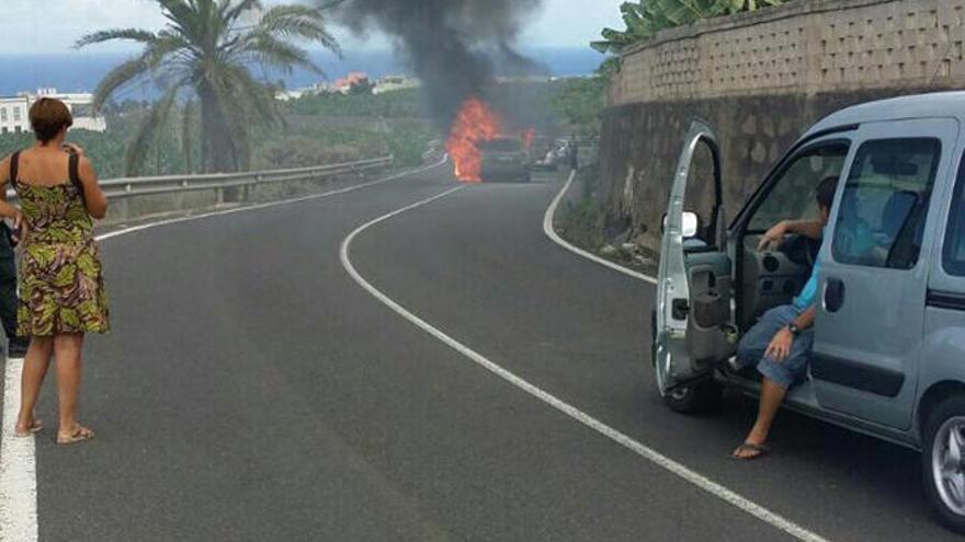 Las llamas devoran un vehículo en Arucas