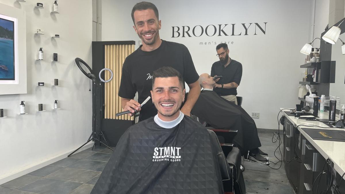 Rafa Mujica, en la peluquería Brooklyn Men&#039;s Care de La Minilla, que está regentada por Hernán Santana, exjugador de la UD.