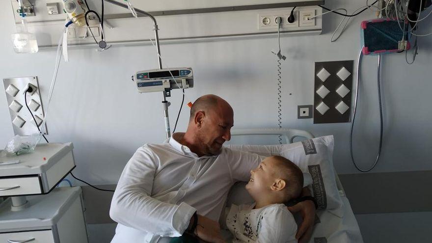 El pequeño Joel, de Villarreal, con su padre, Manel Nieto, en el Hospital.