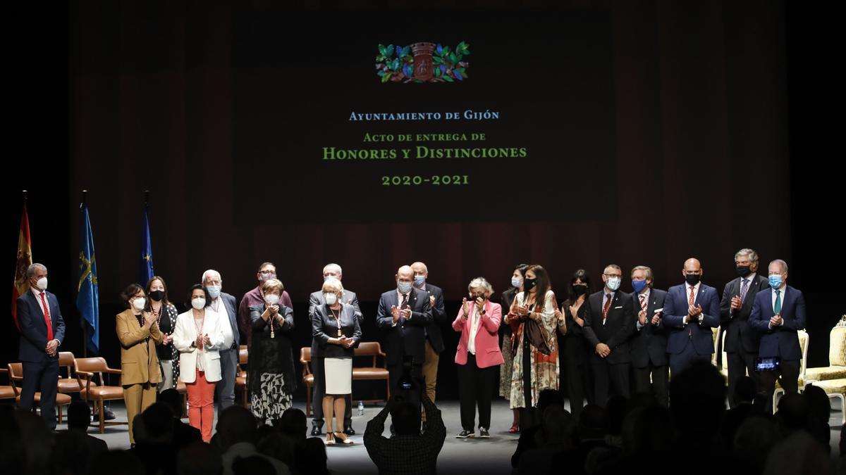 Entrega de honores y distinciones de Gijón en el teatro Jovellanos