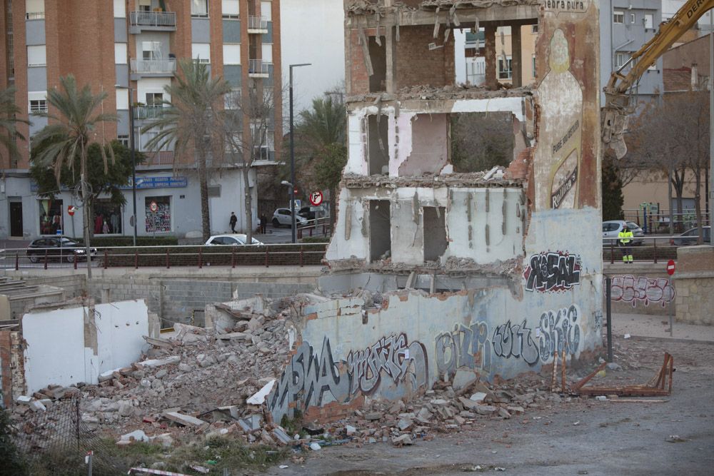 Comienza el derribo del edificio en ruinas junto a la fuente de las Víctimas del Terrorismo en Sagunt