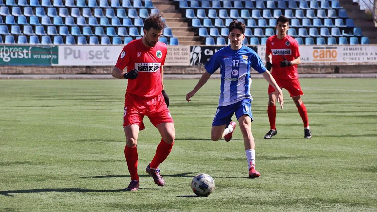 Dani Gómez (Figueres) pressionant a Marc Venzal (Banyoles) en el partit d&#039;ahir.