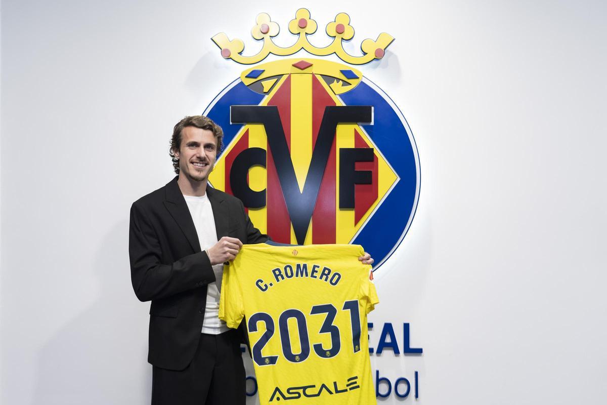 Carlos Romero regresa al Villarreal tras su cesión al Espanyol y amplía su contrato de amarillo.