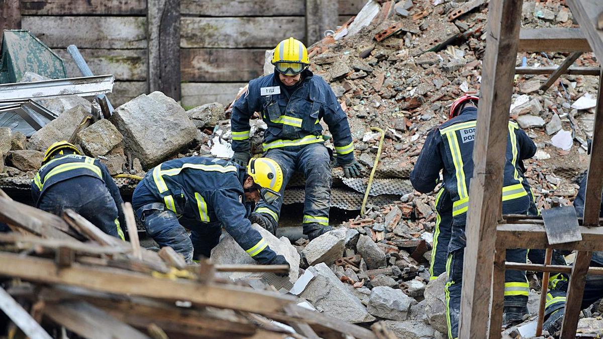 Atención de un siniestro por los servicios de emergencias en Cerdedo-Cotobade. |   // GUSTAVO SANTOS