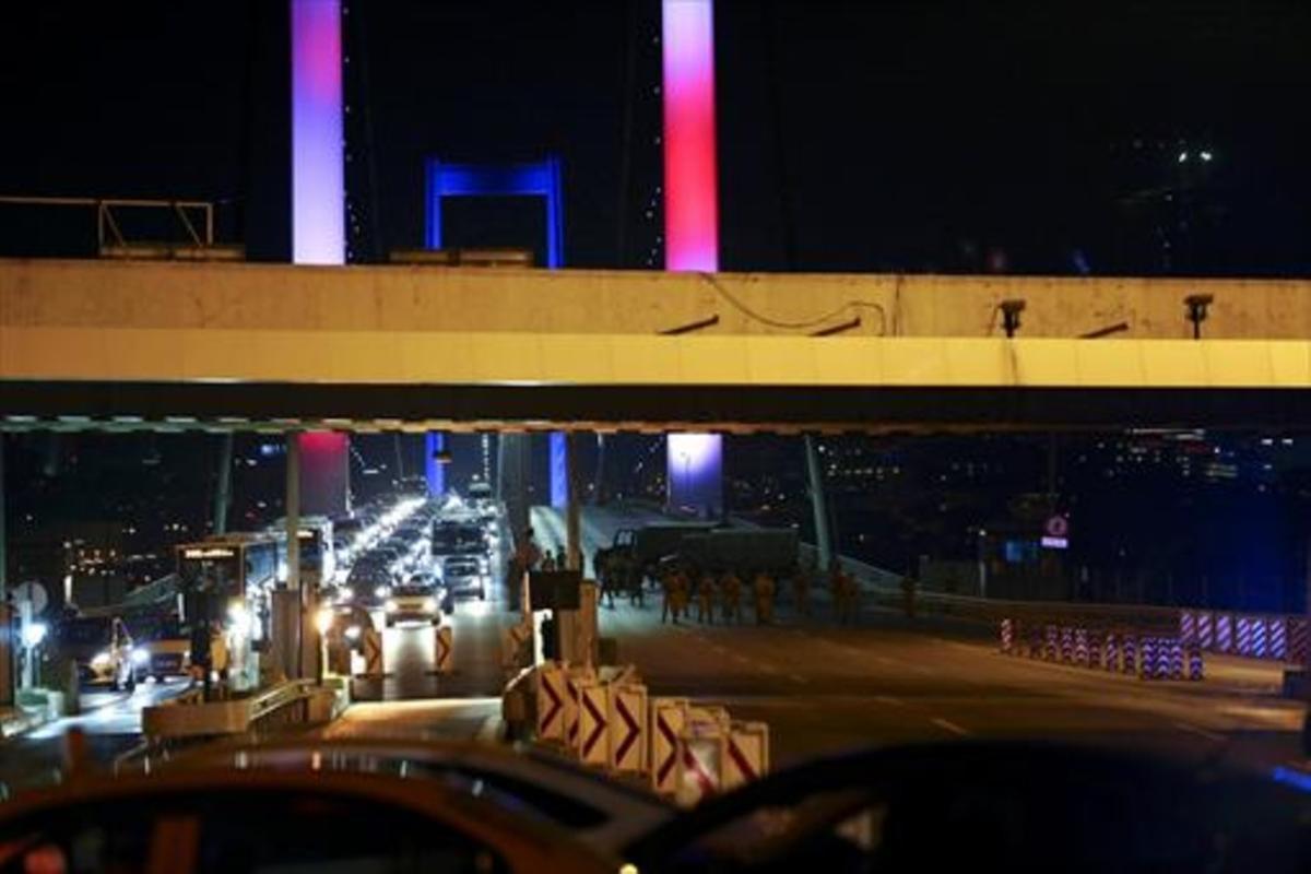 El puente del Bósforo, cortado por los militares, durante el golpe de Estado, anoche.