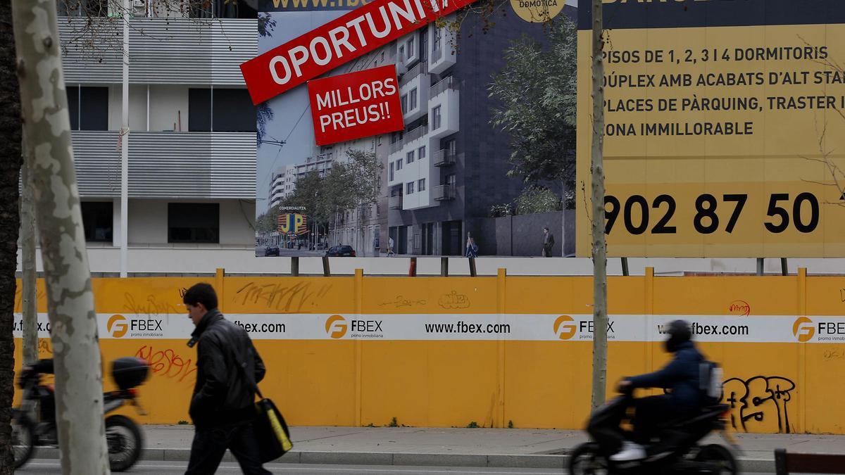 Valla anunciadora de una promoción impulsada por Fbex en una de las zonas de expansión de Barcelona.