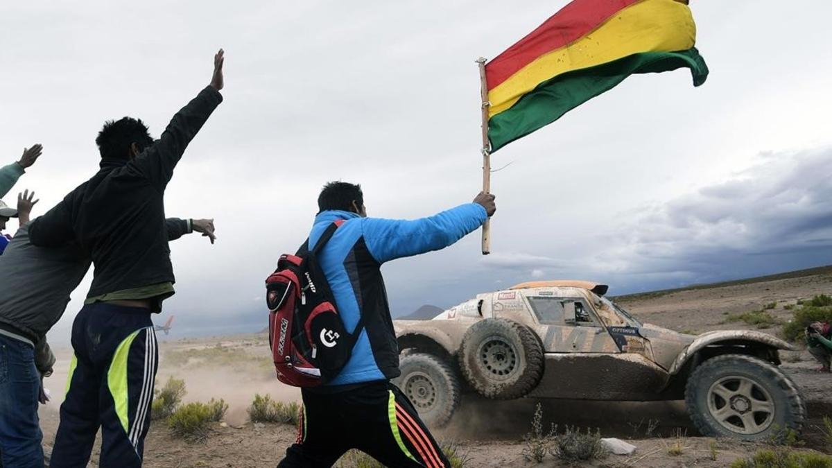 Miles de bolivianos esperan ver pasar el Dakar.2017.