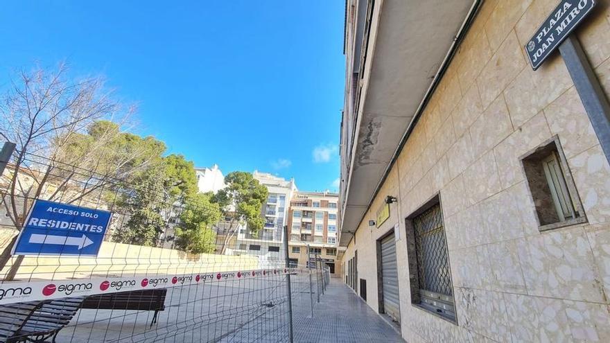 La plaza Joan Miró al comienzo de los trabajos durante el pasado mes de febrero.